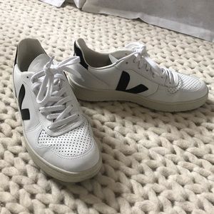 Women’s V-10 Veja Sneaker Size 39 (US 8)